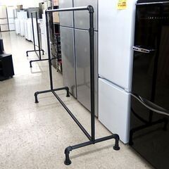 ハンガーラック シングルハンガー ① スチール製 ラスティック 幅約130cm パイプハンガー ブティックハンガー 黒革風塗装 ブラック 札幌市北区屯田店の画像