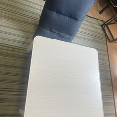 こたつと座椅子(欲しければこたつ布団も)の画像