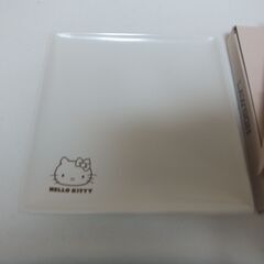 新品未使用箱付きHELLO KITTYの四角いお皿2枚セット　LAWSON製の画像