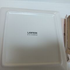 新品未使用箱付きHELLO KITTYの四角いお皿2枚セット　LAWSON製の画像