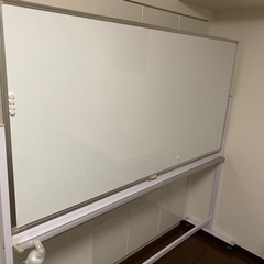 デスク、ホワイトボードの画像