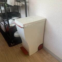 ゴミ箱　＋　電気ケトルの画像