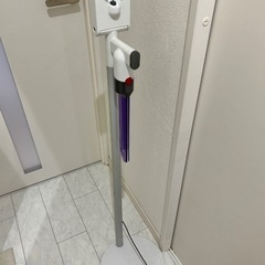 ダイソン　dyson sv18 コードレス掃除機　スタンドセットの画像