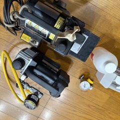 ④パナソニック EZ46A3　充電式真空ポンプ と100V式真空ポンプ　デジタルゲージ､予備ゲージ､ホース､チャージングバルブ付き 現状渡し(中古､完動品-チェック済み)の画像