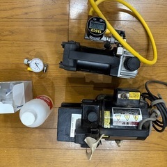 ④パナソニック EZ46A3　充電式真空ポンプ と100V式真空ポンプ　デジタルゲージ､予備ゲージ､ホース､チャージングバルブ付き 現状渡し(中古､完動品-チェック済み)の画像
