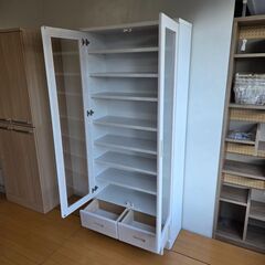 未使用訳あり 書棚 幅80 奥行31.5 高さ177.5 ホワイト ガラスキャビネット 天然木 桐 桐材 リビングボード ガラス扉 引出し 収納棚の画像