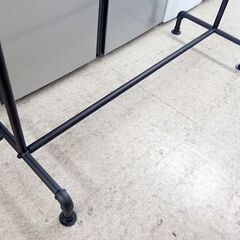 ハンガーラック シングルハンガー ② スチール製 ラスティック 幅約130cm パイプハンガー ブティックハンガー 黒革風塗装 ブラック 札幌市北区屯田店の画像