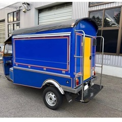目を惹きつけるトゥクトゥクキッチンカーの画像