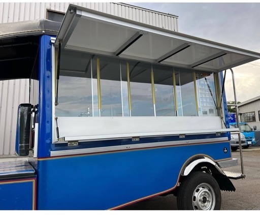 目を惹きつけるトゥクトゥクキッチンカー