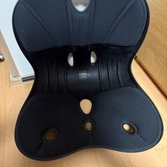 【値下げしました】赤と黒カーブルチェアー「curble ablue」の画像
