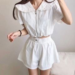 ホワイト クロップドシャツショートパンツ セットアップの画像