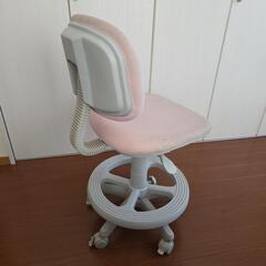 学習椅子　キャスター付き　足台付き　薄ピンクの画像