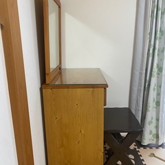 木製の鏡台の画像