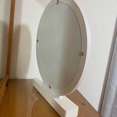 丸型の鏡の画像