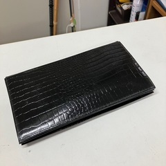 H2508-566 クロコ柄 パーティーバッグ 長財布 ブラック 中古の画像