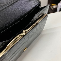 H2508-566 クロコ柄 パーティーバッグ 長財布 ブラック 中古の画像