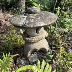 飾り瓦や灯籠(灯籠)や余った屋根瓦の画像