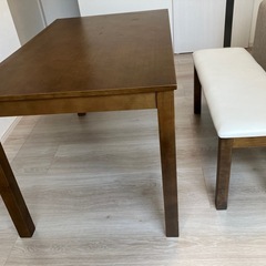 ダイニングテーブル　長椅子付き
の画像