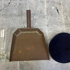古道具　現像用シリンダー/ちりとり/ベレー帽の画像