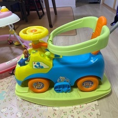 歩行器とおもちゃ
の画像