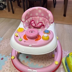 歩行器とおもちゃ
の画像