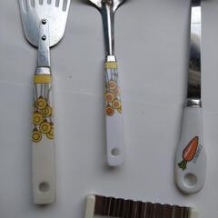 お玉、フライ返し、ピーラー、おろし器、鍋ふた　キッチンツール　昭和レトロの画像