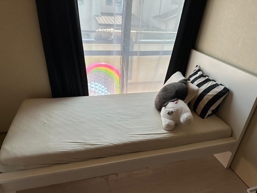 ドレッシングテーブルとベッド