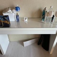 ドレッシングテーブルとベッドの画像