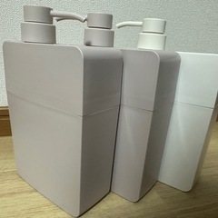シャンプー、リンス、ボディーソープボトルの画像