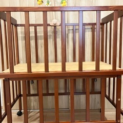 コンパクトサイズ ベビーベッド 可愛いハチとお花🐝🌼のメリー付き の画像