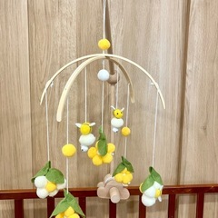 コンパクトサイズ ベビーベッド 可愛いハチとお花🐝🌼のメリー付き の画像