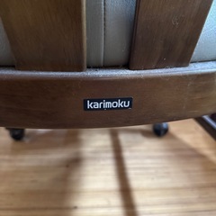 キャスター付き カリモク 肘付ダイニングチェア 座面高さ43cmの画像