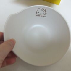新品箱入り取り分け小鉢　HELLO KITTY ボウル 陶器製 ハローキティのキャラクターデザインが施された陶器製小鉢。 の画像