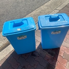 ゴミ箱2つの画像