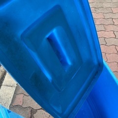 ゴミ箱2つの画像