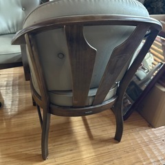 カリモク 肘付ダイニングチェア 座面高さ43cm　の画像
