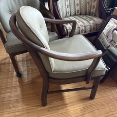 カリモク 肘付ダイニングチェア 座面高さ43cm　の画像