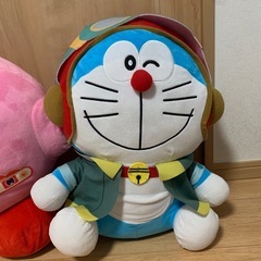 ドラえもん、カービーのぬいぐるみの画像