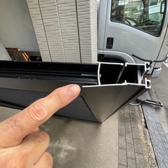 f●■中折れ網戸 V型 玄関網戸 引き戸用・幅110.5×厚さ2×高さ187.5cm・ブラックの画像