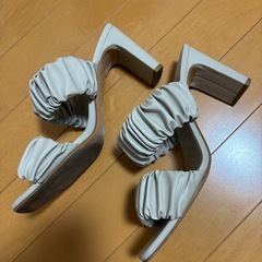 H&M ラッフルデザイン サンダル 39インチの画像