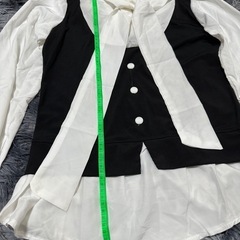 白ブラウス＋黒ベスト風トップスの画像