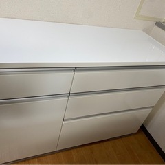食器棚、キッチンカウンターの画像
