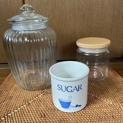 キッチン用品多数(野菜水切り器、テーブルマット2枚、ガラス瓶、グラス、等)の画像