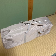 折りたたみ式ベビーベッドの画像