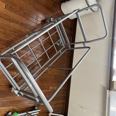 折りたたみ椅子収納の画像