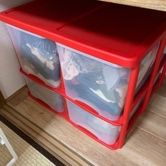 赤い収納ボックス二つの画像