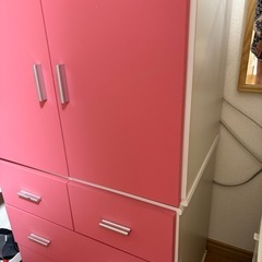 ピンク色の可愛いタンスの画像
