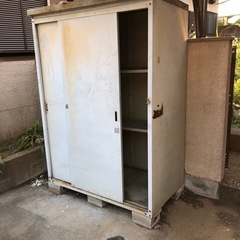 スチール製の棚と古い物置の2点セット
の画像