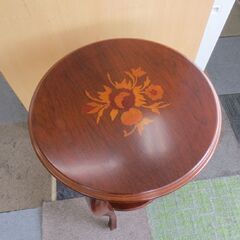 直径46.5㎝ 円形 サイドテーブル 高さ70cm 木製 収納棚付き コーヒーテーブル 花台 札幌 北20条店の画像