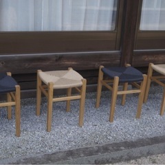 無垢材枠のペーパーコードのスツールの画像